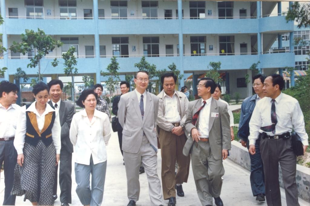 原国家教委副主任王明达、原广东教育厅厅长江海燕等视察我校