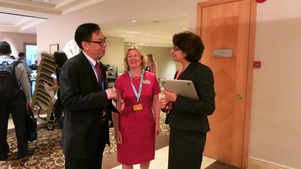 2012在IB年会上，我校李春雷校长向IB总干事西尔瓦博士介绍我校