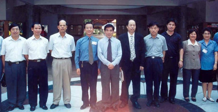 广东省副省长卢钟鹤、教育厅副厅长李小鲁等参观我校