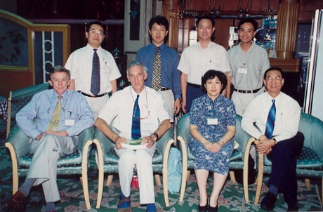 2000年IBO总干事乔治·沃克、IBO亚太地区办公室主任古德本访问我校